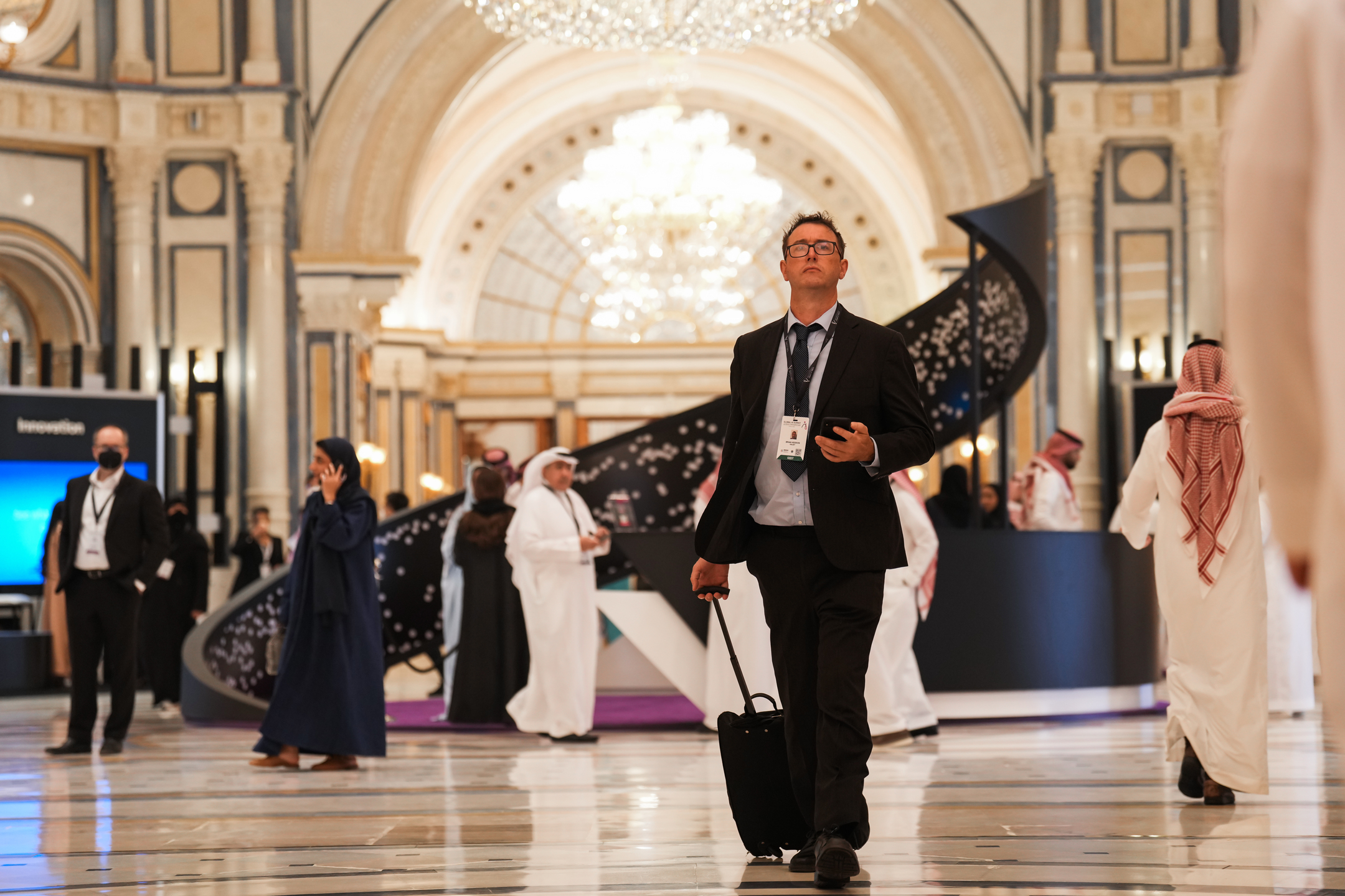 فتح فرص الاستثمار في مختلف الأنشطة التجارية في المملكة العربية السعودية: دليل شامل